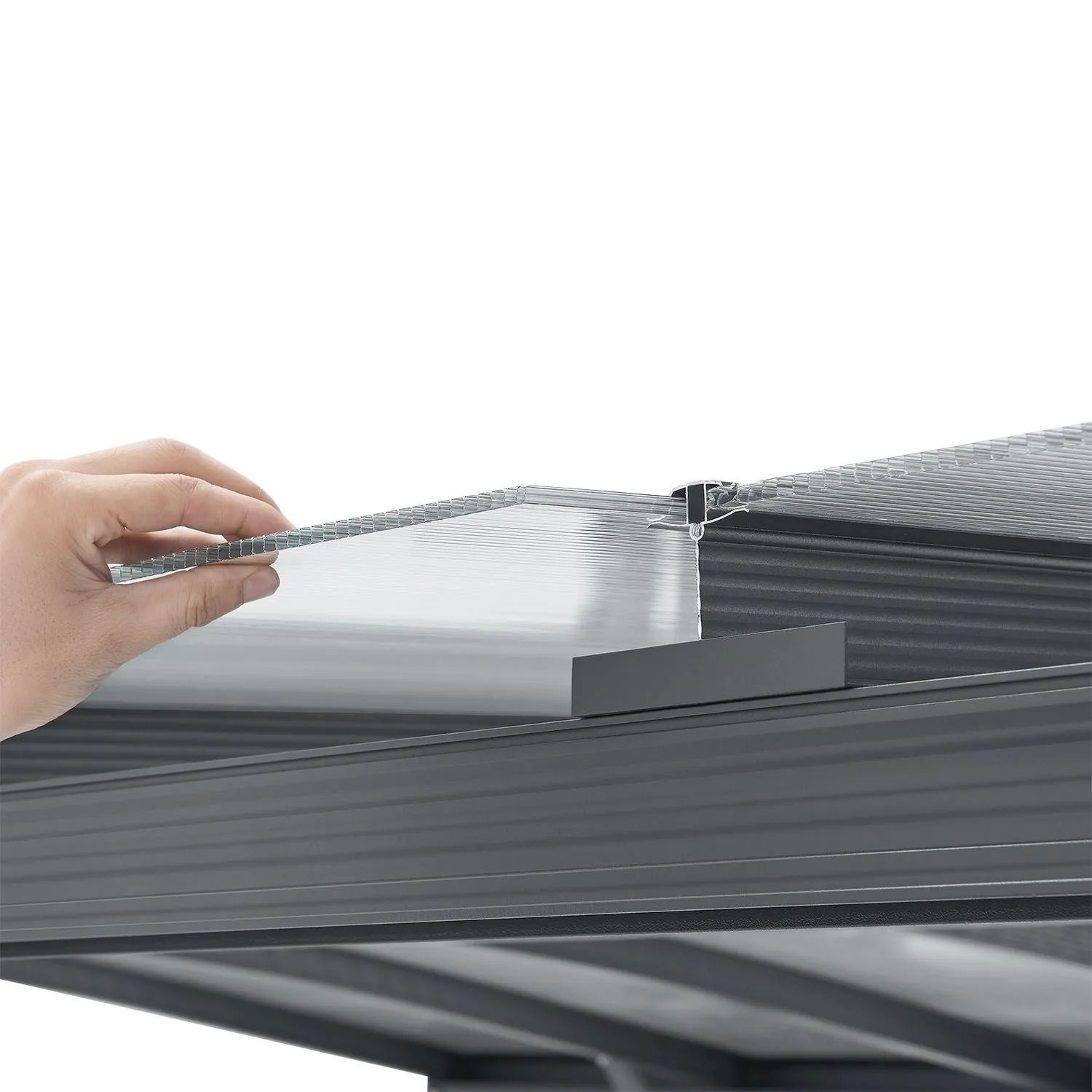 Detailaufnahme: Juskys Carport mit Bogendach, dunkelgrauer Rahmen, Polycarbonatplatten mit UV-Schutz.