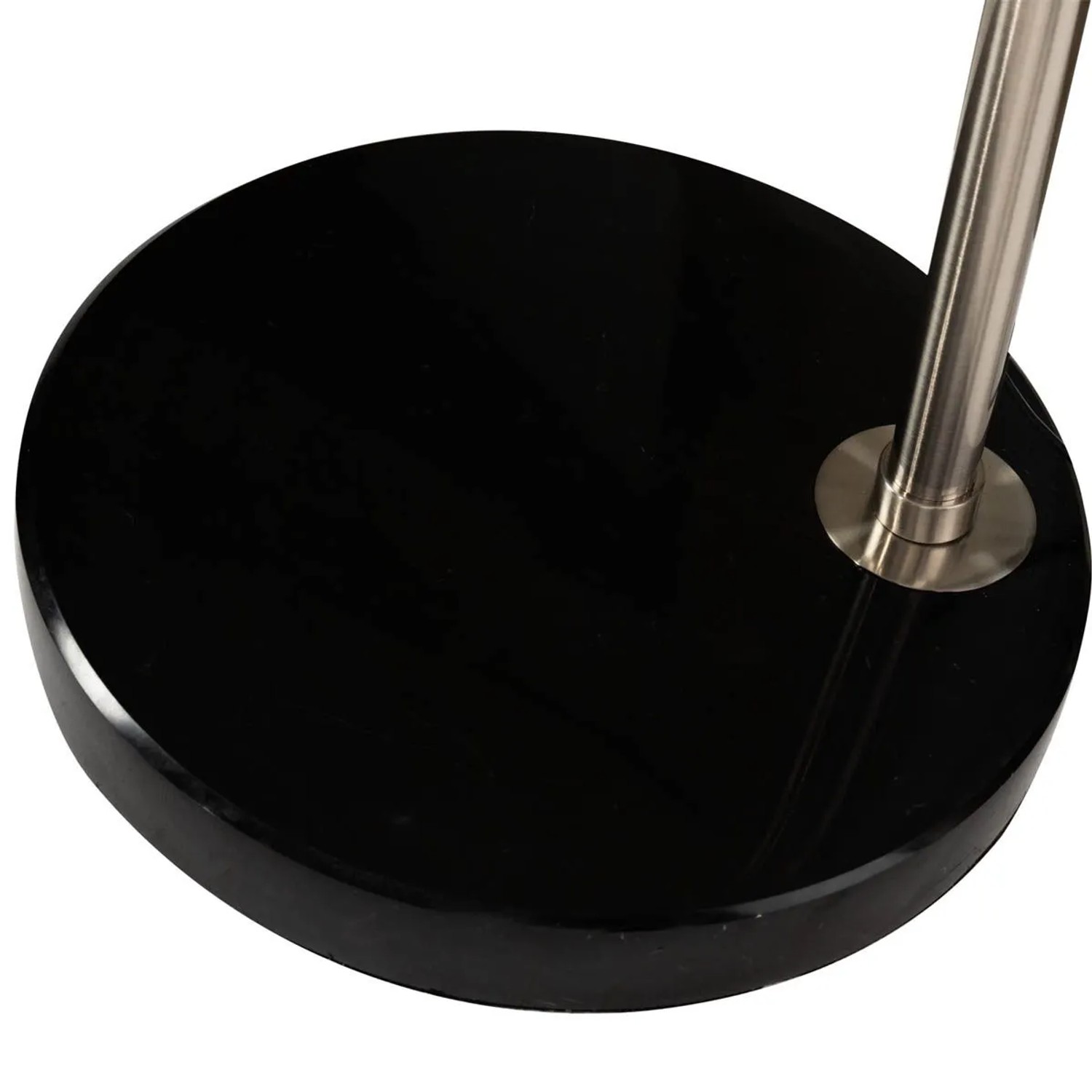 Detailaufnahme Marmorfuß der QAZQA Bogenlampe Stahl mit weißem Stoffschirm.