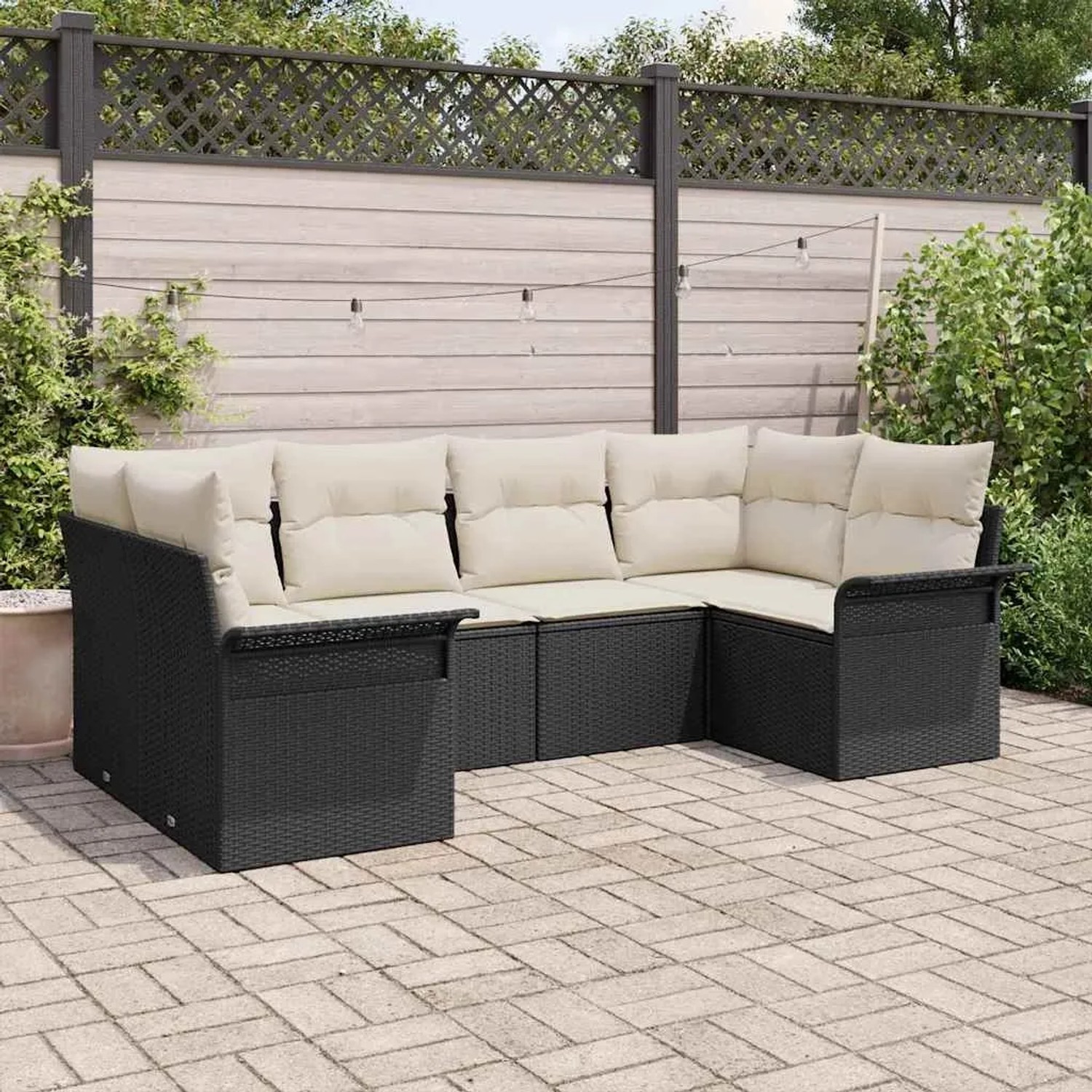 Schwarzes 6-teiliges Garten-Sofa-Set aus Poly Rattan mit beigen Kissen.