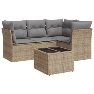 Beige 5-tlg. Garten-Sofagarnitur aus Rattan mit hellgrauen Kissen und Tisch.