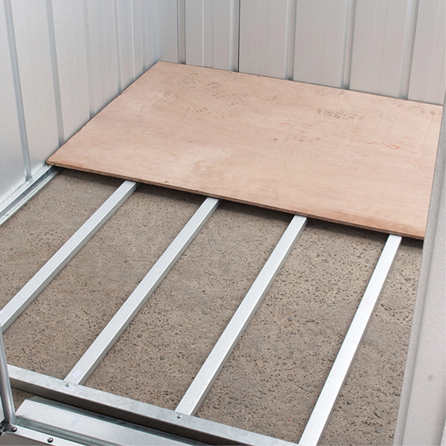 Innenansicht Yardmaster Gerätehaus Heidelberg mit Bodenrahmen und Holzbodenplatte.