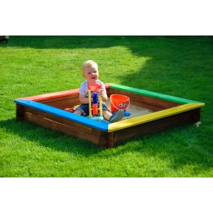 Bunter, wetterfester Sandkasten aus Holz (117x117cm) mit Kind beim Spielen.