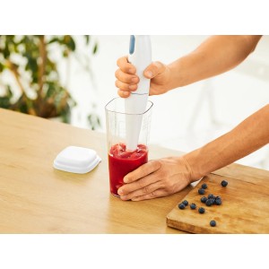 Rotho Küchenhelfer Loft: 5-in-1 Küchengerät beim Mixen von Früchten mit einem Stabmixer.
