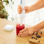 Rotho Küchenhelfer Loft: 5-in-1 Küchengerät beim Mixen von Früchten mit einem Stabmixer.