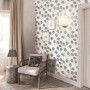 Wohnraum mit grauer Marburg Vliestapete GZSZ mit Blattmotiv und floralem Design.