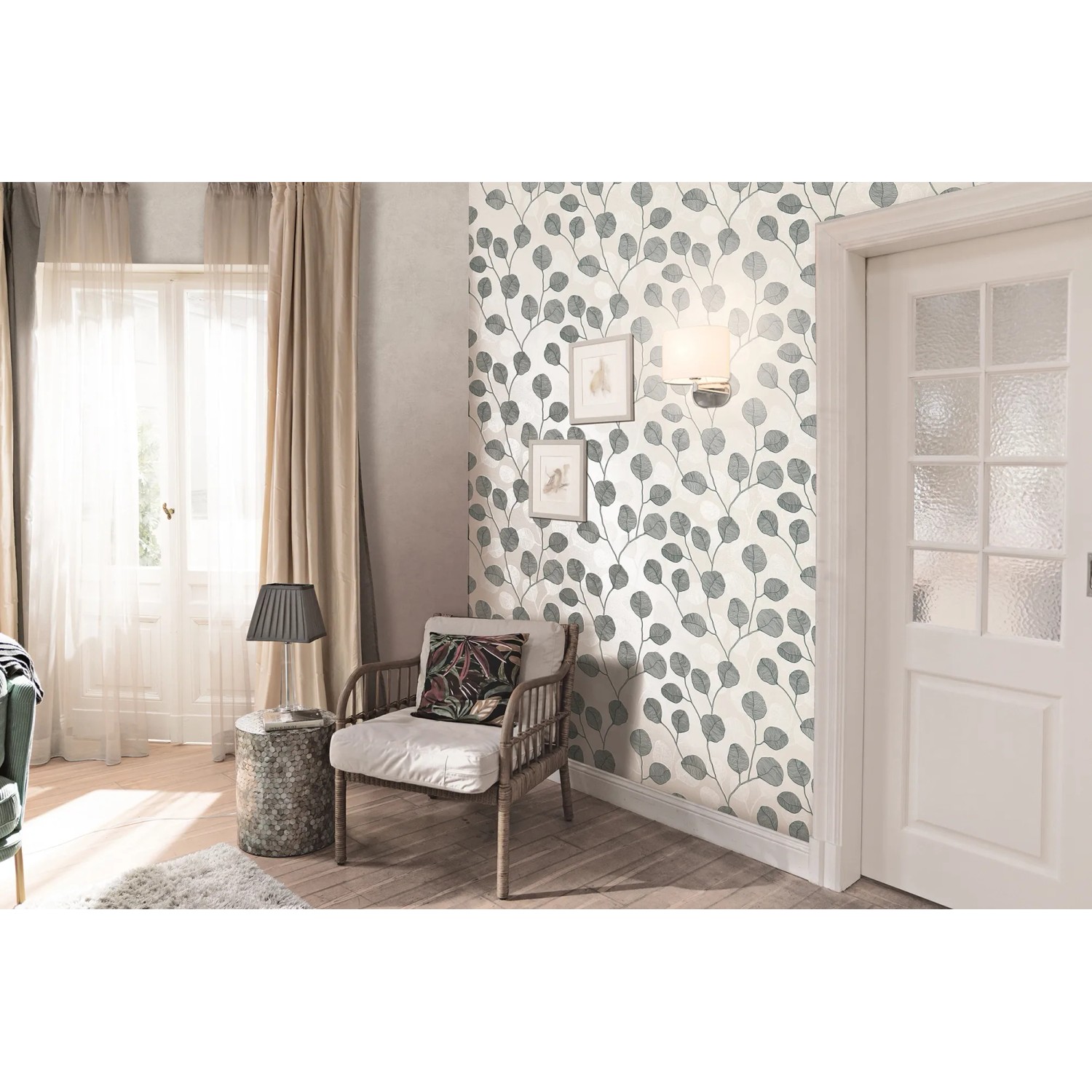 Wohnraum mit grauer Marburg Vliestapete GZSZ mit Blattmotiv und floralem Design.
