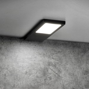 Schwarze LED Unterbauleuchte GIULIA II mit neutralweißem Licht (4000K) an einer Wand.