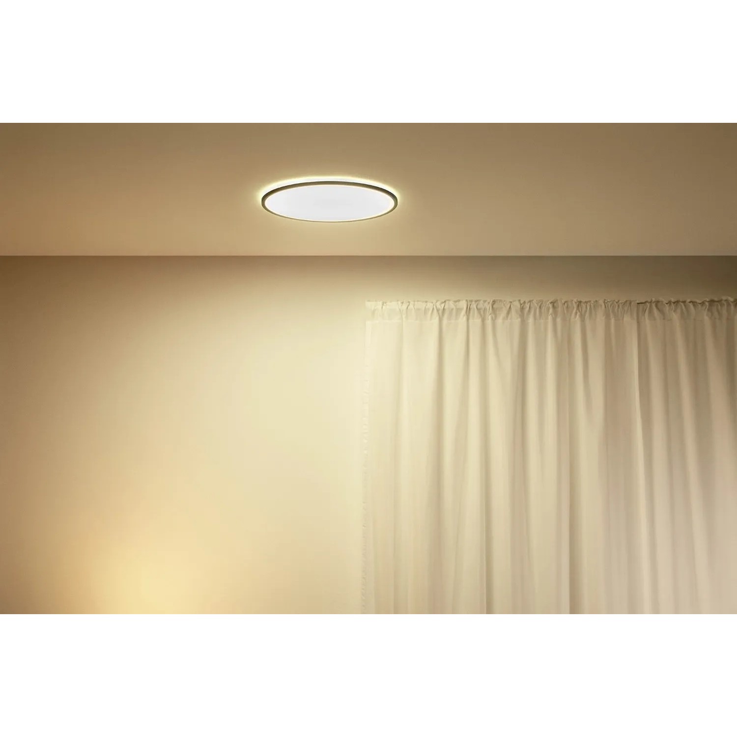 Schwarze WiZ LED Deckenleuchte SuperSlim, tunable white, 2450 lm, Ø 43 cm an Zimmerdecke.