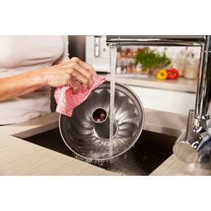 Vileda Spültuch 6er-Pack in Nutzung: Eine Hand reinigt eine Kuchenform mit dem Tuch unter fließendem Wasser.
