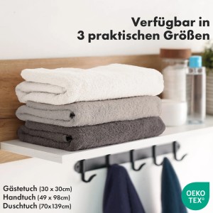 KARAT Handtücher Bay, 3 Größen (30x30, 49x98, 70x139 cm) in Weiß-, Grau- und Anthrazit-Tönen gestapelt.