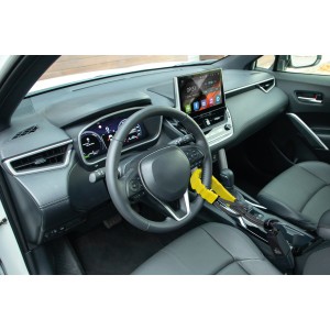 Basi Sicherheitsgurtschloss am Lenkrad eines Autos, gelbe Diebstahlsicherung mit Stahlseil und zwei Schlüsseln.