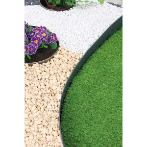 Bellissa Rasenkante Serra Anthrazit trennt Rasen von Kies im Garten ab.