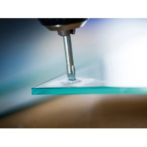 LUX Glasbohrer Classic 12mm bohrt Loch in Glasplatte mit Staub.