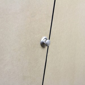 Detailaufnahme: Türgriff der Monstershop VW T4/T5 Camper Küche, unbehandeltes MDF.