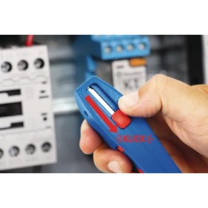 WEICON Kabelmesser S 4-28 in Hand, blaue Zange mit rotem Schieber.