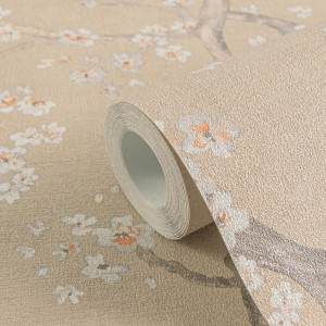 Beige-cremefarbene Blumentapete mit floralem Muster und leichter Textur.