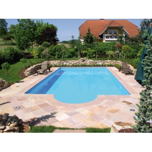 Rechteckiger Steinbach Styropor Pool Classic 4+ im Garten mit hellblauem Wasser und Steinumrandung.