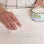Auftragen von Bondex Kreidefarbe Kreativ Weiß auf Holzmöbel für Shabby Chic Look.