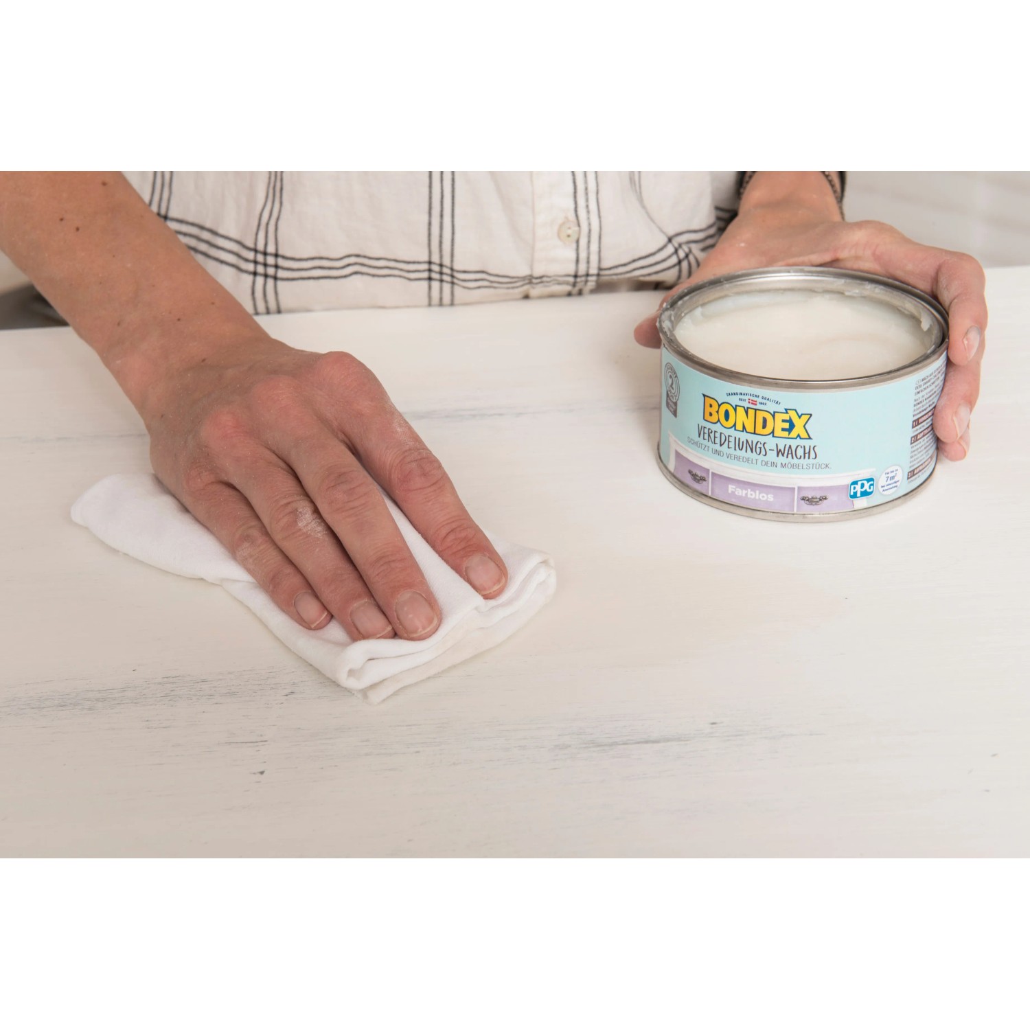 Auftragen von Bondex Kreidefarbe Kreativ Weiß auf Holzmöbel für Shabby Chic Look.