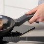 Fackelmann Bratpfanne Statement 24 cm mit Steak auf Induktionsherd.