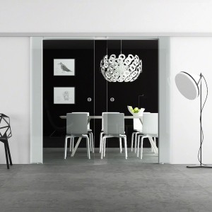 Levidor Doppelglasschiebetür-Set, 2x 77,5x205 cm, Klarglas, Aluminium, Griffmuscheln. Blick in Esszimmer.