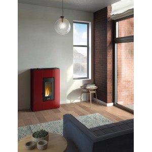Freepoint Pelletofen Atri in Bordeauxrot, 4,9 kW, im Wohnraum mit Fenster und Lampe.