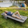 Mann entspannt auf grauem Sekey Klappbett mit Matratze und Kissen am See; faltbares Campingbett für Outdoor.