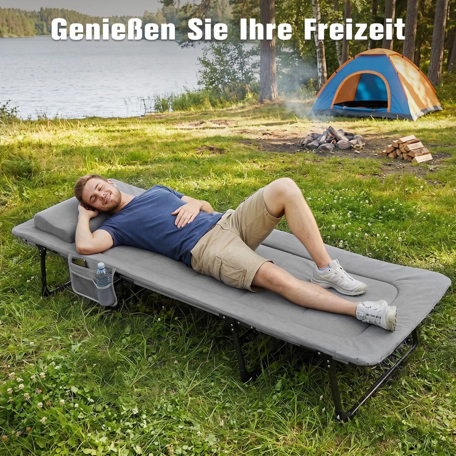 Mann entspannt auf grauem Sekey Klappbett mit Matratze und Kissen am See; faltbares Campingbett für Outdoor.