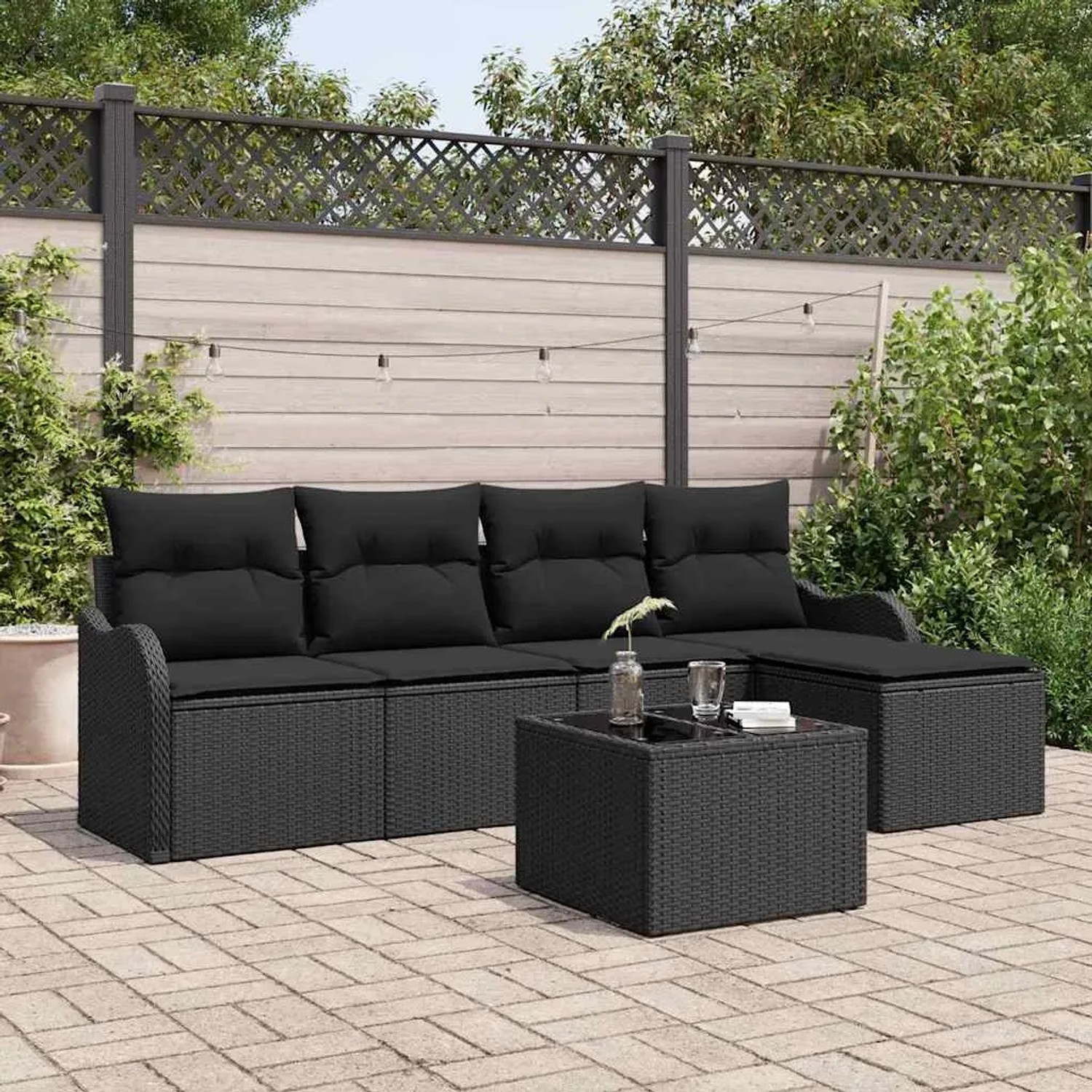 Schwarzes 6-tlg. vidaXL Garten-Sofa-Set aus Poly Rattan mit Kissen und Tisch.