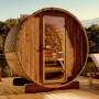 Finntherm Fasssauna aus Thermoholz, halbrunde Form mit Glasrückwand, modernes Saunahaus für den Garten.