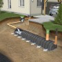 Garantia Versickerungsanlage Tunnel-Set 1200 l, LKW-befahrbar, im Querschnitt mit Wasserzulauf dargestellt.