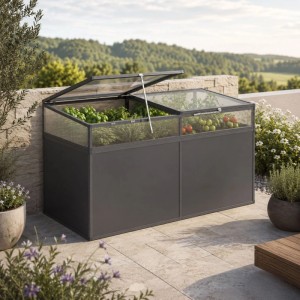 KGT Frühbeet-Aufsatz Alu blank auf Hochbeet, mit geöffneter transparenter Klappe, Pflanzen innen. Zubehör.
