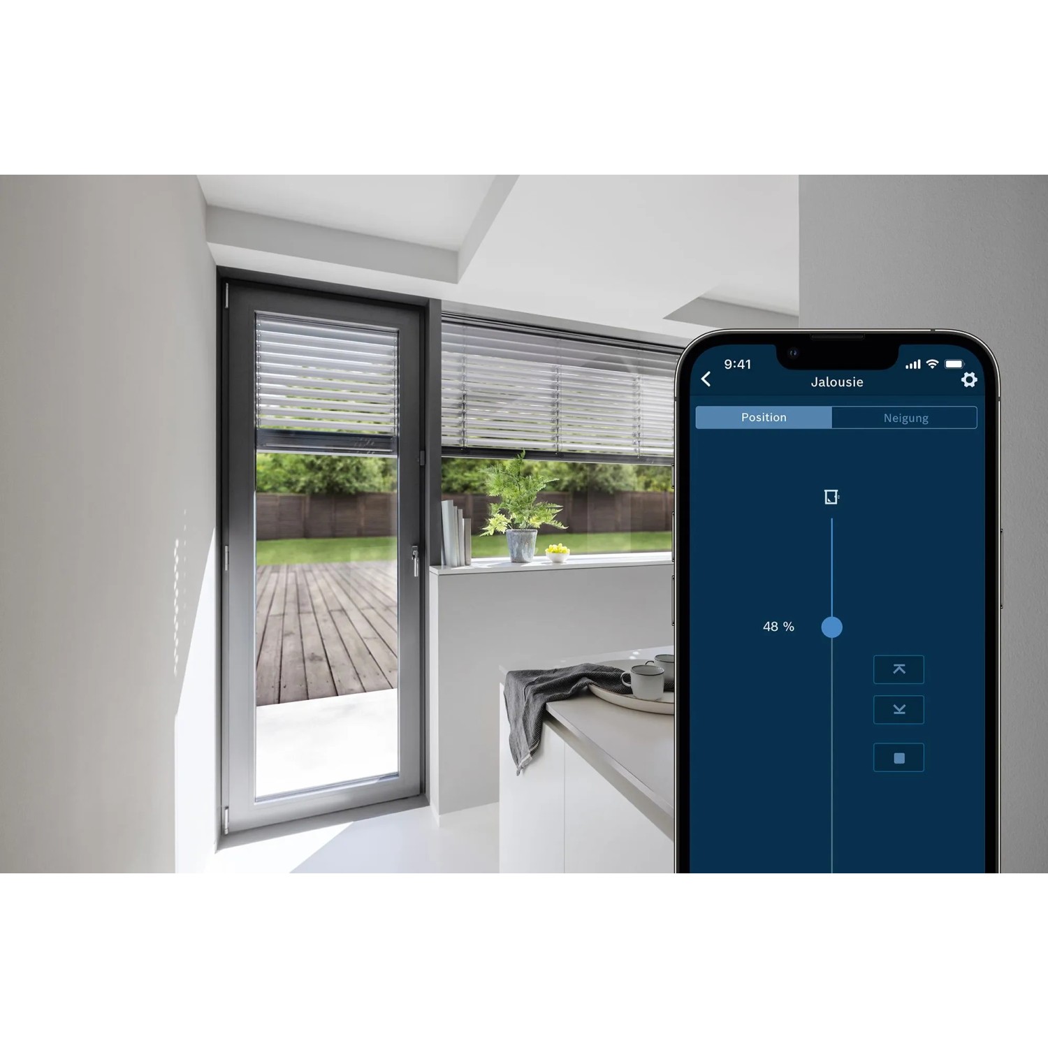 Smartphone zeigt Bosch Smart Home App zur Rollladensteuerung. Jalousien im modernen Raum auf 48% Position.