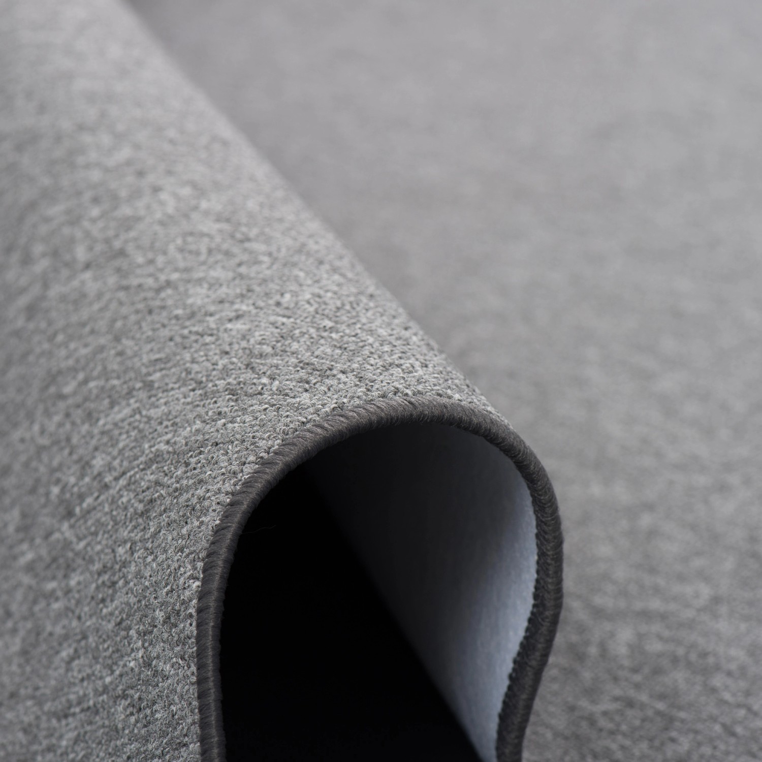 Detailaufnahme: Anthrazitfarbener Snapstyle Teppich Strong, Feinschlingen Velour, 80x160cm.
