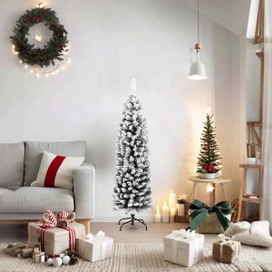 Schlanker, künstlicher Weihnachtsbaum (150 cm) mit Schnee im Wohnzimmer.