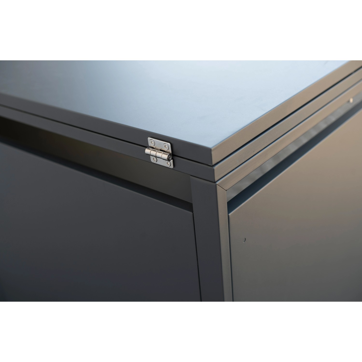 Detailaufnahme: Anthrazitfarbene Westmann Mülltonnenbox Kubus für 240 l Tonne, Metall, mit Deckel.