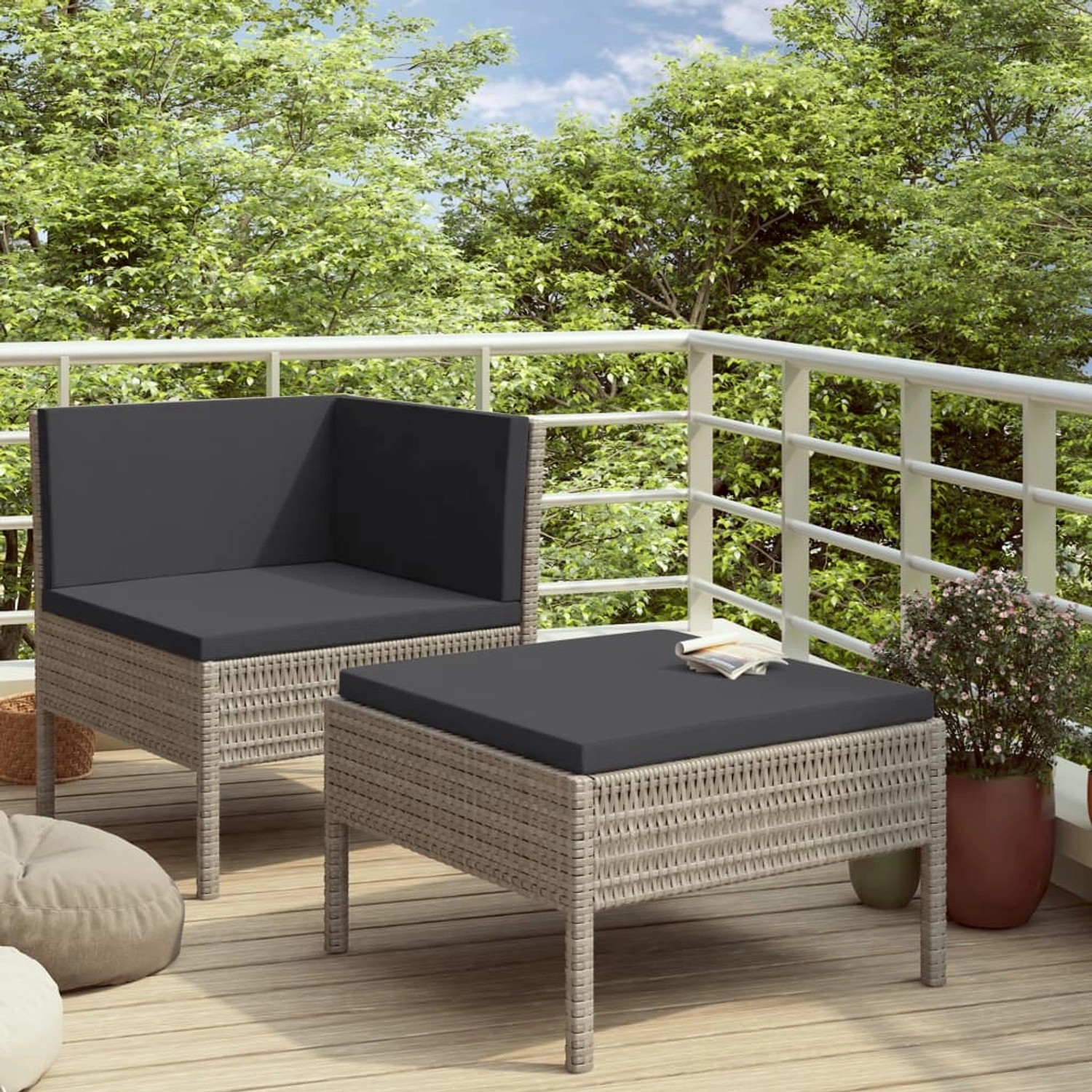 Graues 2-tlg. vidaXL Garten-Lounge-Set aus Rattan mit anthrazitfarbenen Auflagen auf einer Terrasse.