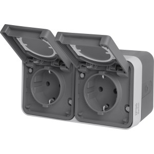 Berker w.1 2-fach Aufputzsteckdose IP55, grau, mit geöffneten Klappdeckeln für den Außenbereich.