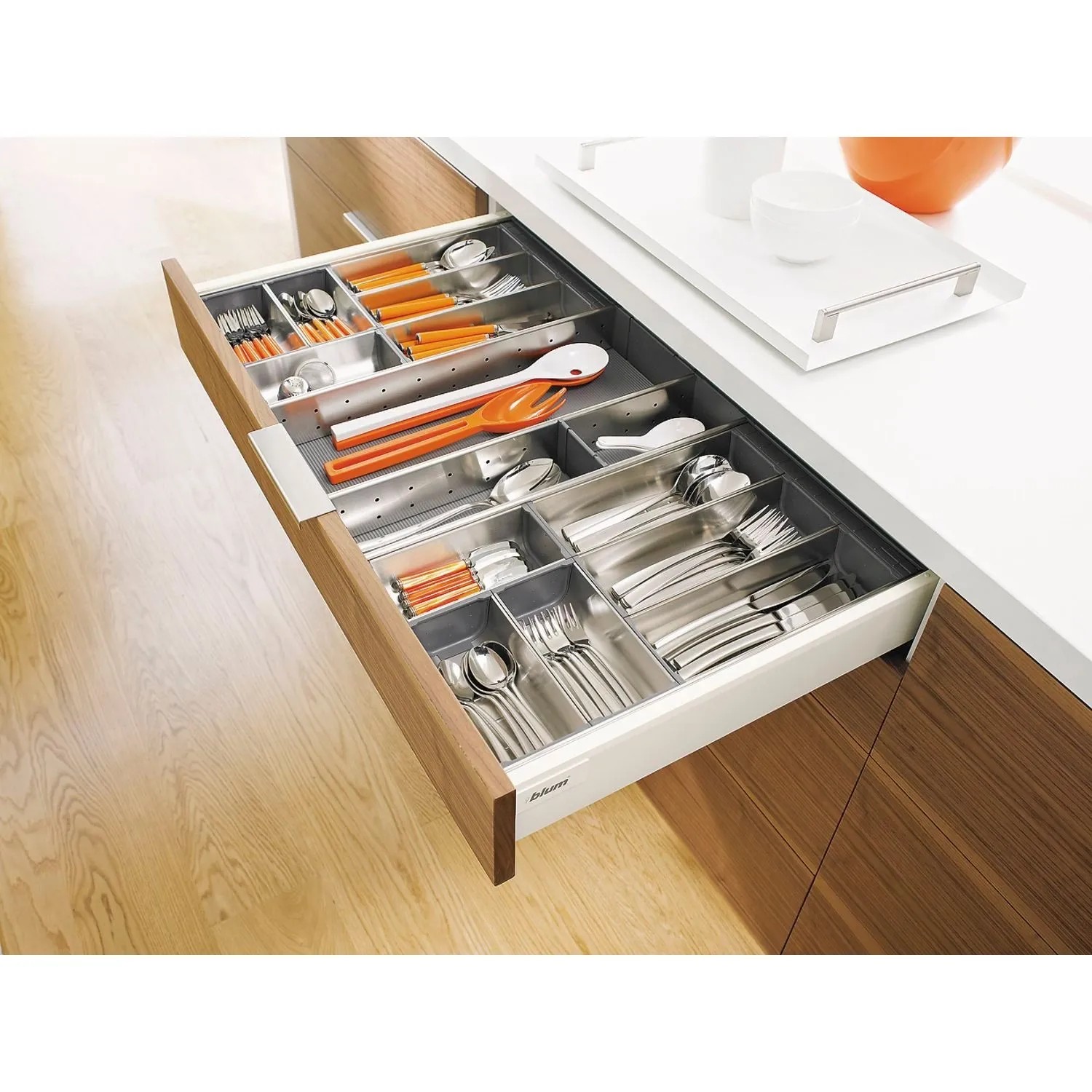 Blum Orga-Line Besteckeinsatz Schalen-Set in Grau für Schubladen, aus Edelstahl und Kunststoff.