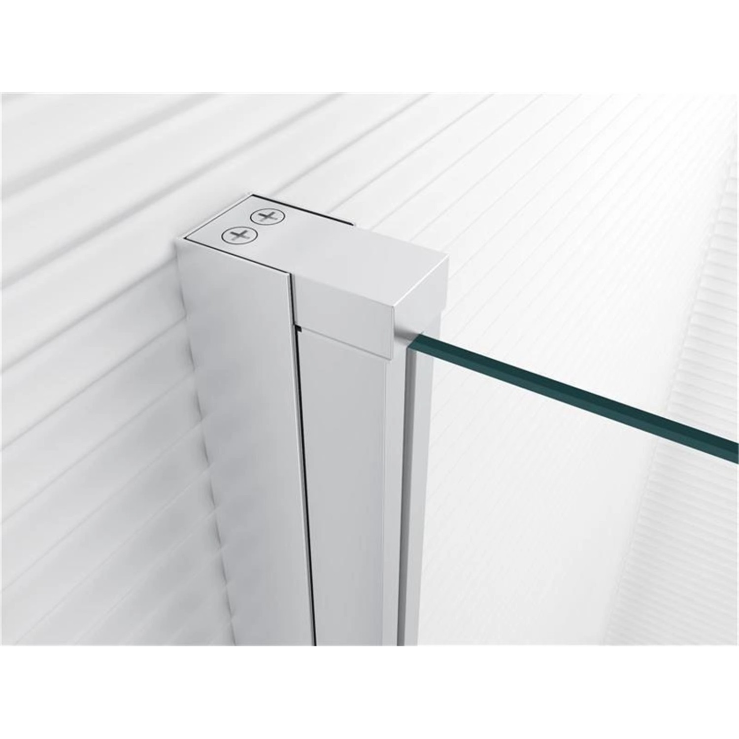 Detailaufnahme: Ecke einer Apollon Eck-Duschkabine (Glaszentrum Hagen) mit silbernem Rahmen.