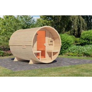 Karibu Fass-Sauna 2, naturbelassen, aus nordischer Fichte mit orangefarbener Tür und Bänken.