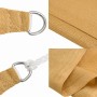 Sandfarbenes Sonnensegel aus HDPE. Nahaufnahme von Stoffstruktur, D-Ring und Seilbefestigung.
