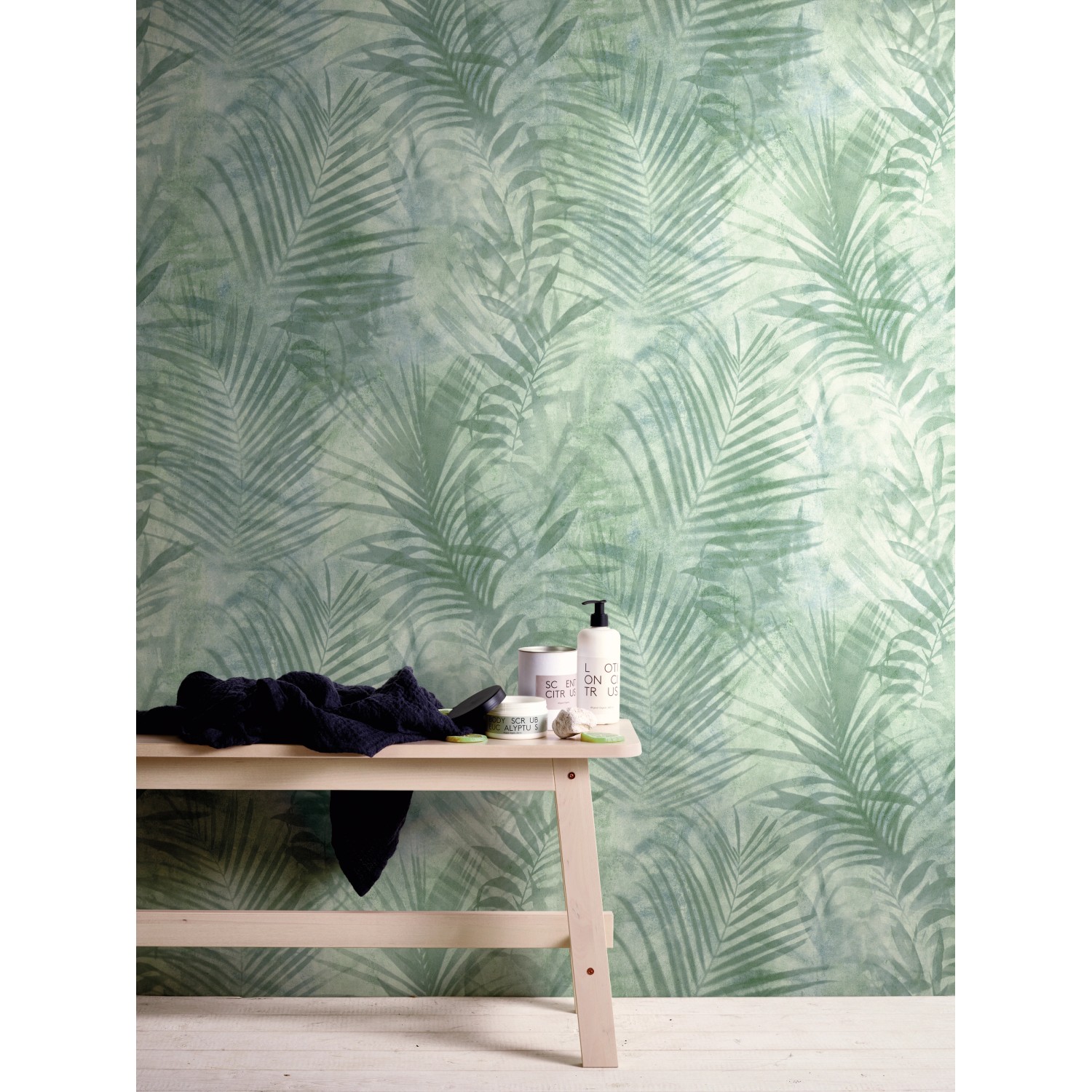 A.S. Création Vliestapete Neue Bude 2.0 mit Palmenmuster in Creme und Grün.
