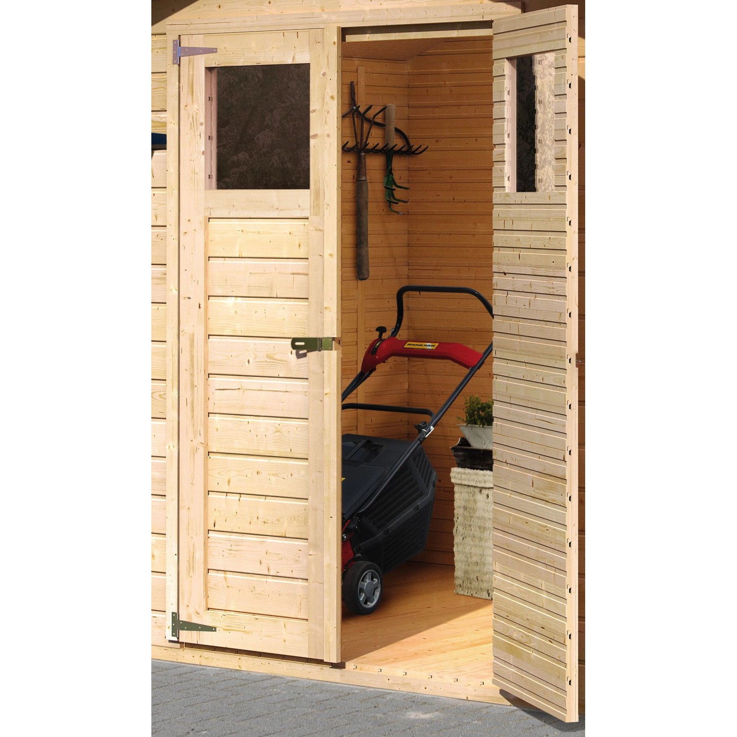 Offenes Karibu Holz-Gartenhaus Rom mit Rasenmäher und Gartengeräten.