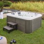 Home Deluxe Outdoor Whirlpool Beach Plus für 2 Personen mit Treppe und Abdeckung im Garten.