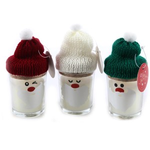 Weihnachtsmann-Kerzen im 3er Set mit roten, weißen und grünen Strickmützen als Weihnachtsdeko.