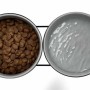 Ritzenhoff & Breker Taro Hundenapf-Set, 2 Näpfe mit Halterung. Ein Napf mit Futter, einer mit Wasser.