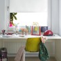 Weißes Gardinia EasyFix Thermo Rollo, energiesparend, 110x150 cm am Fenster im Kinderzimmer.
