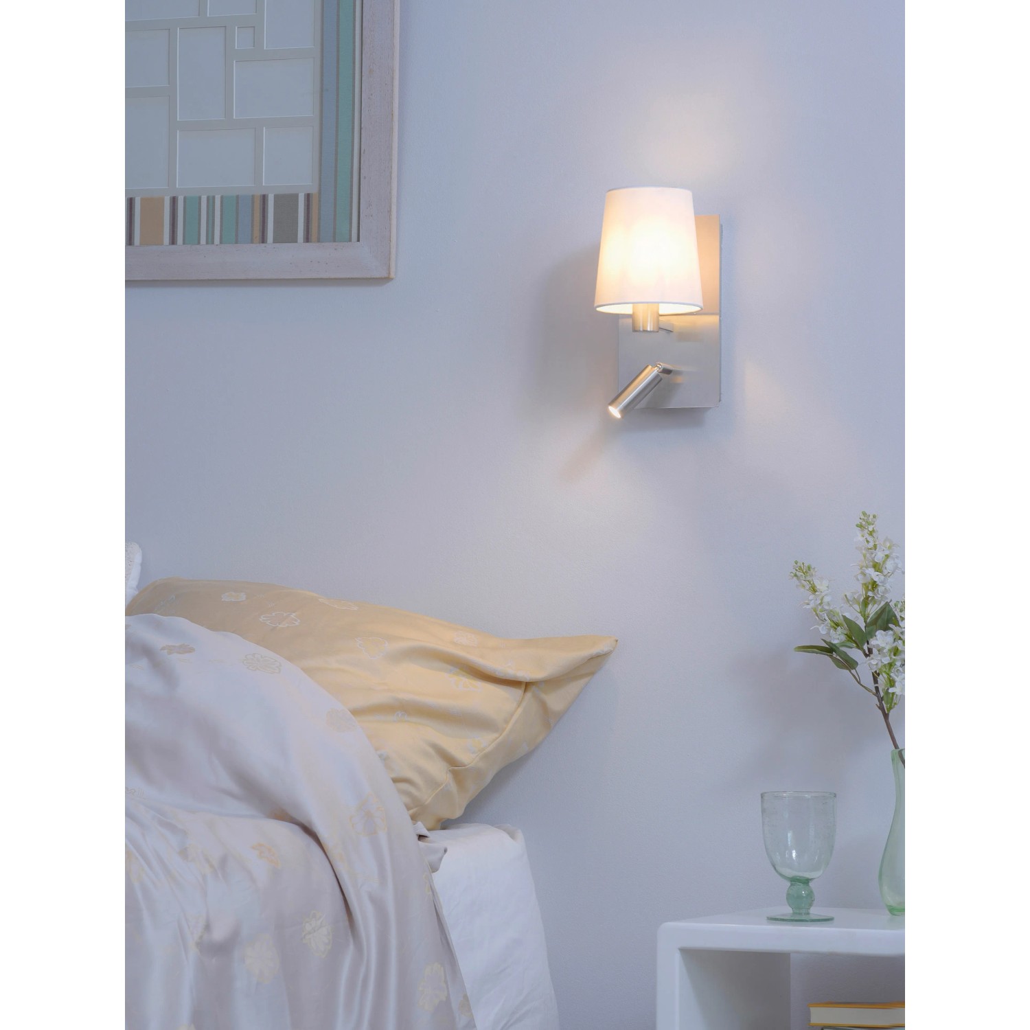 Wandleuchte Marriot in Nickel matt mit Stoffschirm und LED-Leselampe im Schlafzimmer.