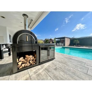 MyOutdoorKitchen Pizzaofen Naples Black Collection mit Holzfach und Pool im Hintergrund.